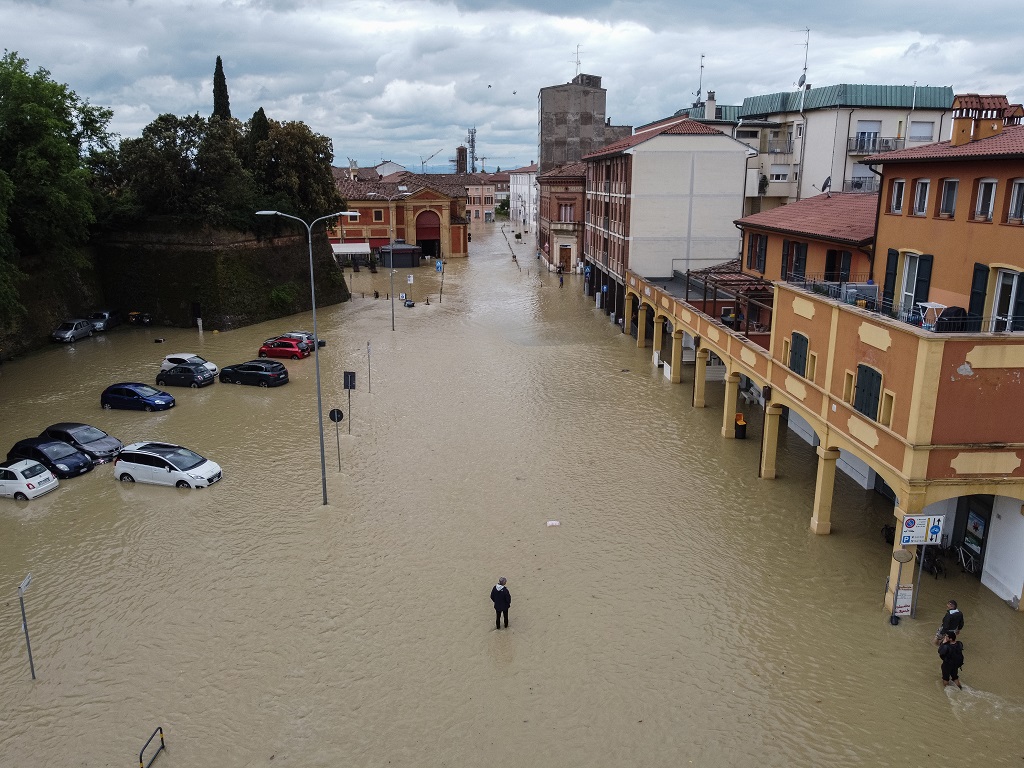 صورة جوية لشوارع غمرتها المياه في بلدة لوغو شمال شرق إيطاليا (تصوير: أ ف ب)