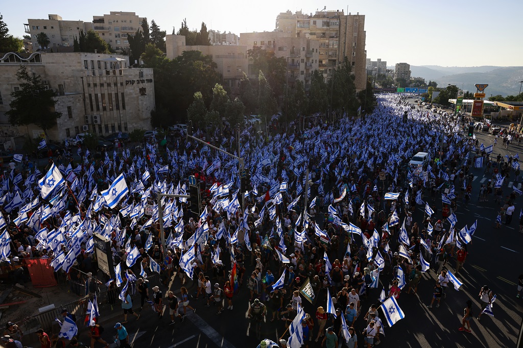 تظاهرة حاشدة تصل إلى القدس بعد انطلاقها من تل أبيب قبل أربعة أيام للاحتجاج أمام مقر "الكنيست" (تصوير: أ ف ب)