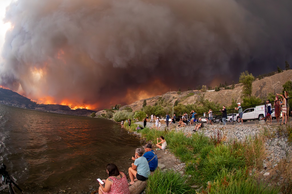 سكان يراقبون الحرائق المشتعلة في غابات غرب كيلونا في مقاطعة بريتيش كولومبيا الكندية (تصوير: أ ف ب)