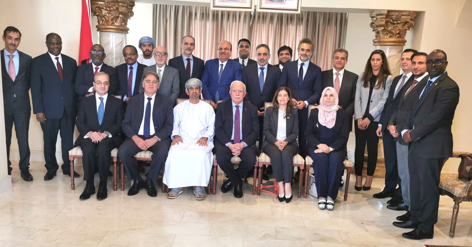 صورة جماعية للمشاركين في اللقاء 