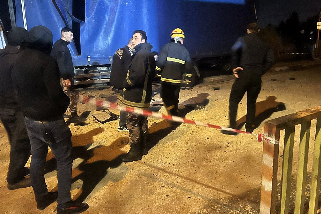 من مكان سقوط شظايا صاروخ في بلدة بيرزيت شمال رام الله 