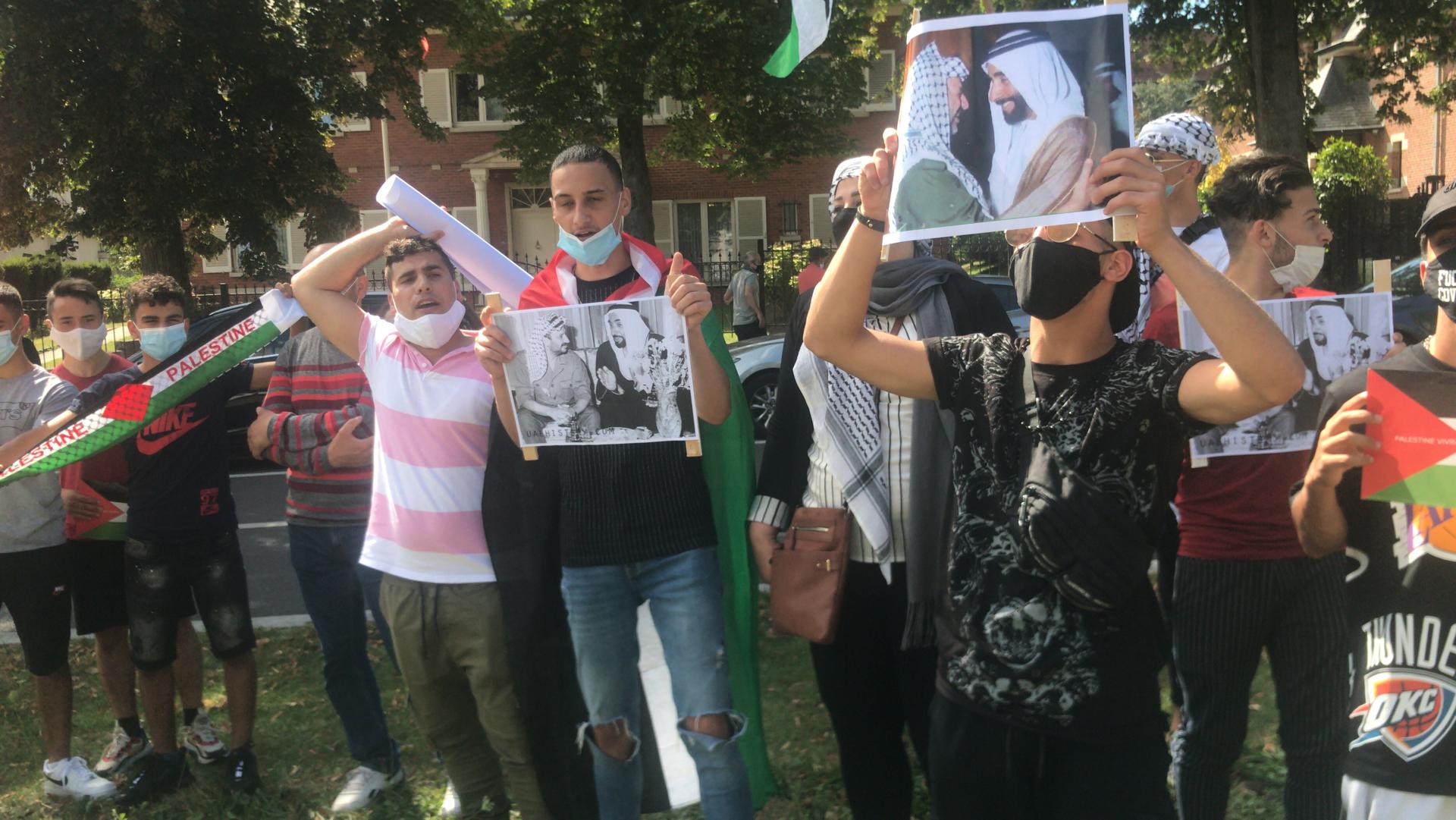 جانب من الوقفة الاحتجاجية أمام السفارة الإماراتية في بروكسل 