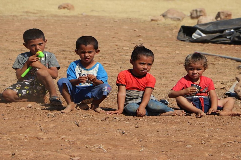 أطفال من خربة حمصة الفوقا بالأغوار الشمالية عقب عملية الهدم التي نفذتها قوات الاحتلال