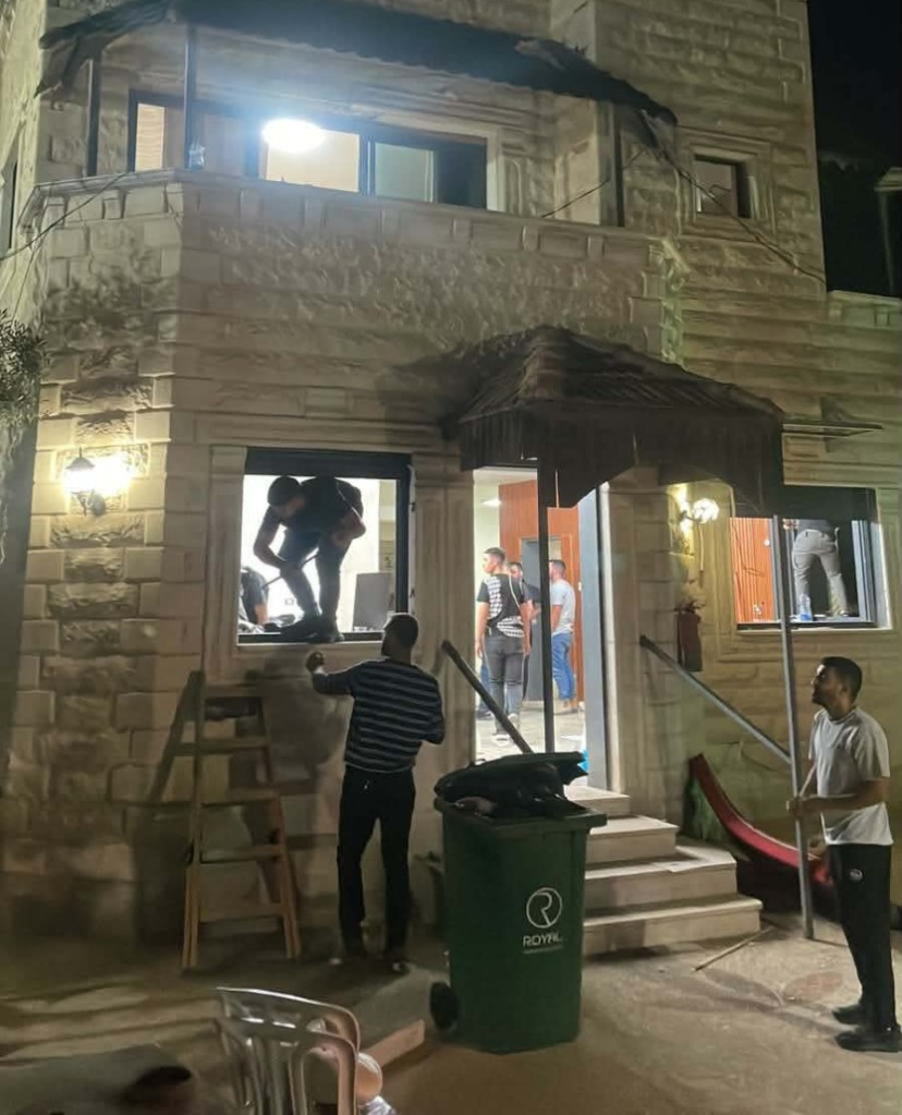 اخلاء المنزل قبل هدمه (المصدر: محافظة القدس)
