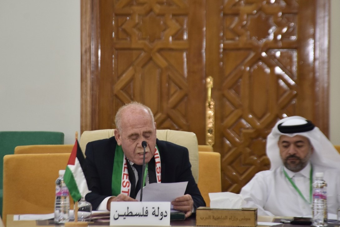 مدير عام الإدارة العامة للجوازات والجنسية في وزارة الداخلية محمود قنداح يلقي كلمته خلال المؤتمر