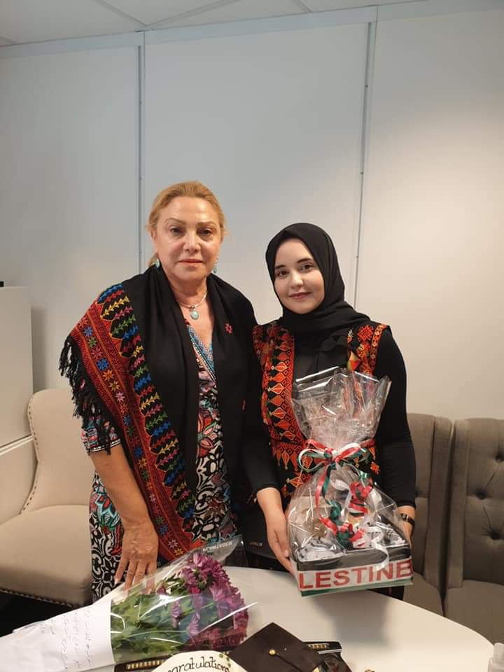 السفيرة ماري انطوانيت سيدين تكرم الطالبة المتفوقة فرح الغلبان