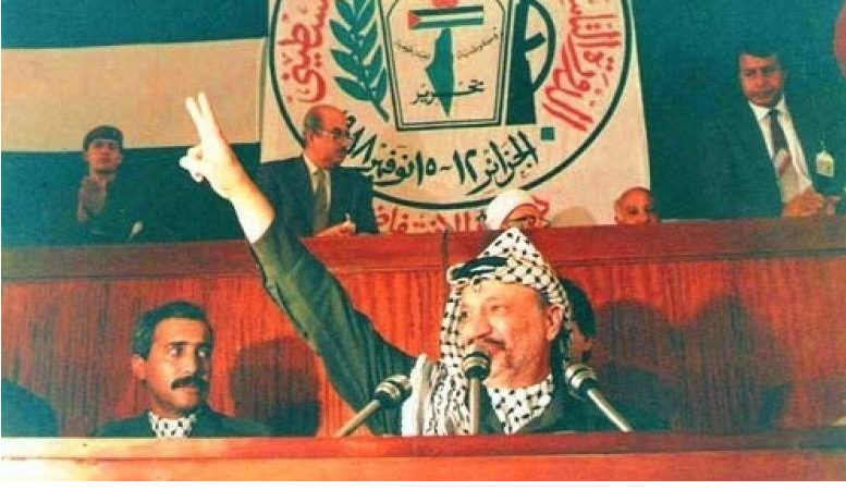 لحظة اعلان الشهيد عرفات استقلال فلسطين في العاصمة الجزائرية عام 1988 