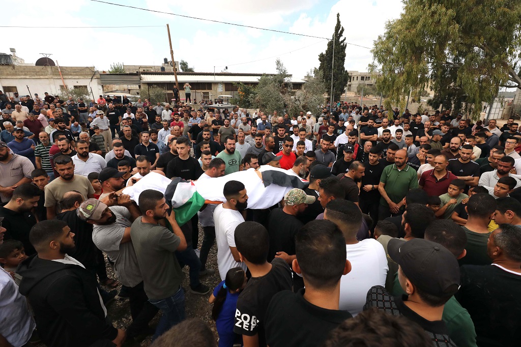 تشييع جثمان الشهيدة حنان عبد الرحمن أبو سلامة (60 عاما) إلى مثواها الأخير في قرية فقوعة شمال شرق جنين (الأناضول)