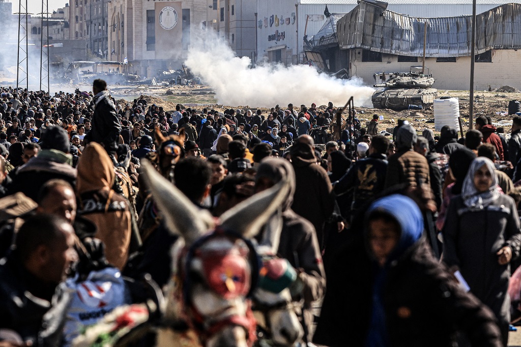 الاحتلال الإسرائيلي يجبر المواطنين على النزوح مجددا من خان يونس جنوب قطاع غزة (أ ف ب)