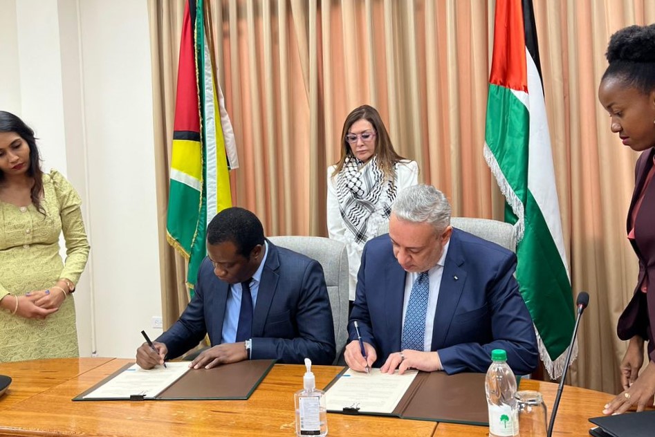 جانب من توقيع الاتفاقيات