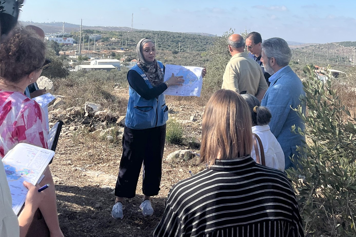 جانب من زيارة منسق الأمم المتحدة للشؤون الإنسانية في الأرض الفلسطينية المحتلة مهند هادي ووفد دبلوماسي إلى قرية كفل حارس شمال سلفيت