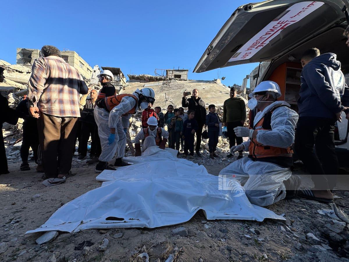 انتشال جثامين شهداء من تحت الأنقاض في خان يونس جنوب قطاع غزة (وفا)