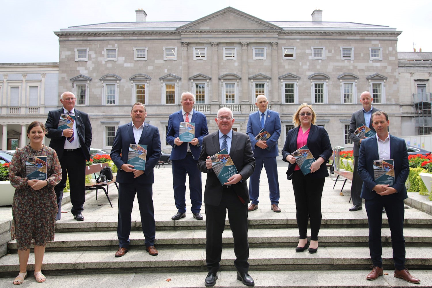 أعضاء اللجنة المشتركة للشؤون الخارجية والدفاع في البرلمان الإيرلندي