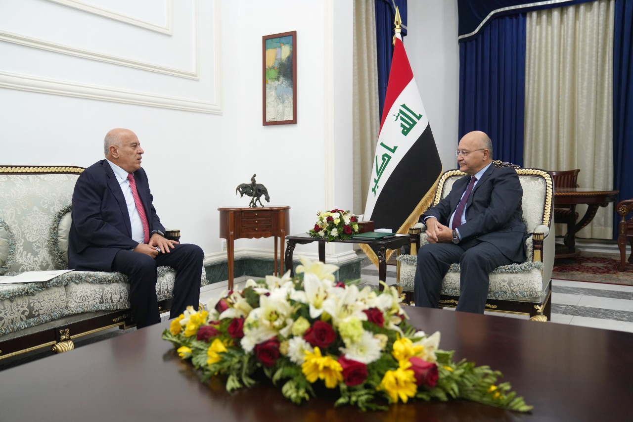 اللواء الرجوب خلال لقائه الرئيس العراقي برهم صالح