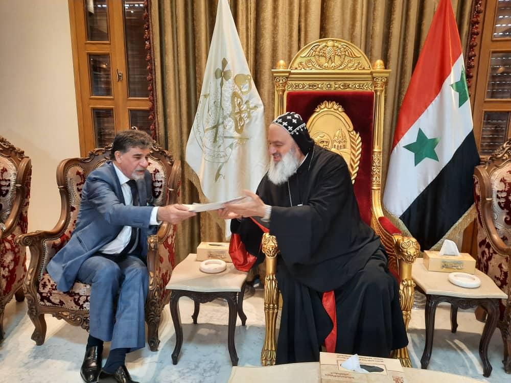 السفير عبد الهادي خلال لقائه البطريرك أغناطيوس أفرام الثاني وتسليمه الرسالة