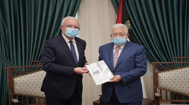 الرئيس محمود عباس يتسلم التقرير السنوي لوزارة الخارجية من الوزير رياض المالكي  الرئيس محمود عباس يتسلم التقرير السنوي لوزارة الخارجية من الوزير رياض المالكي