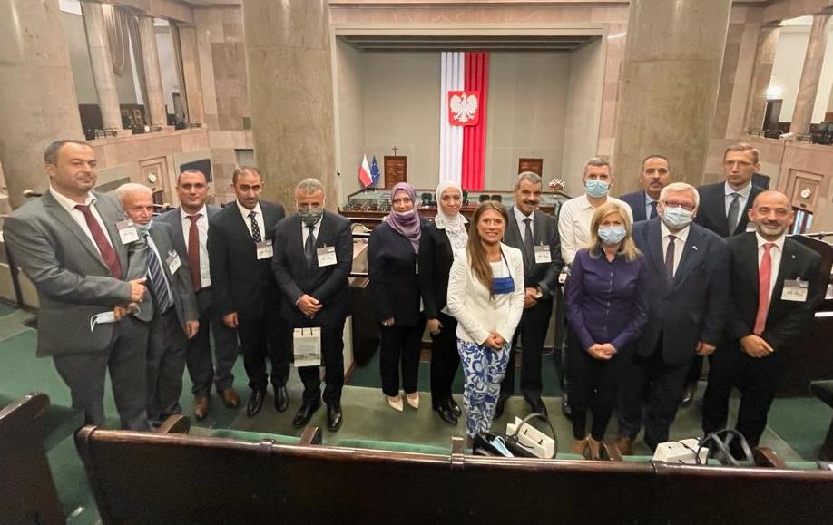 وفد ديوان الرقابة المالية والإدارية خلال زيارته للبرلمان البولندي