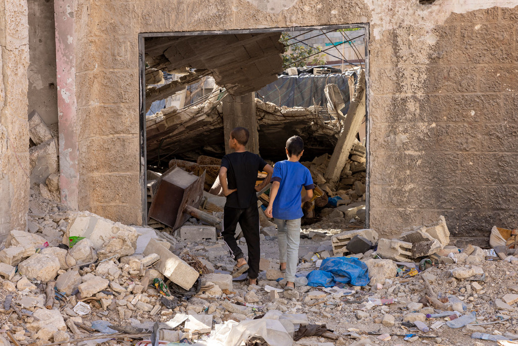 طفلان يتفقدان الدمار الذي ألحقه الاحتلال بالمنازل في مخيم جنين (تصوير: اليونيسف)