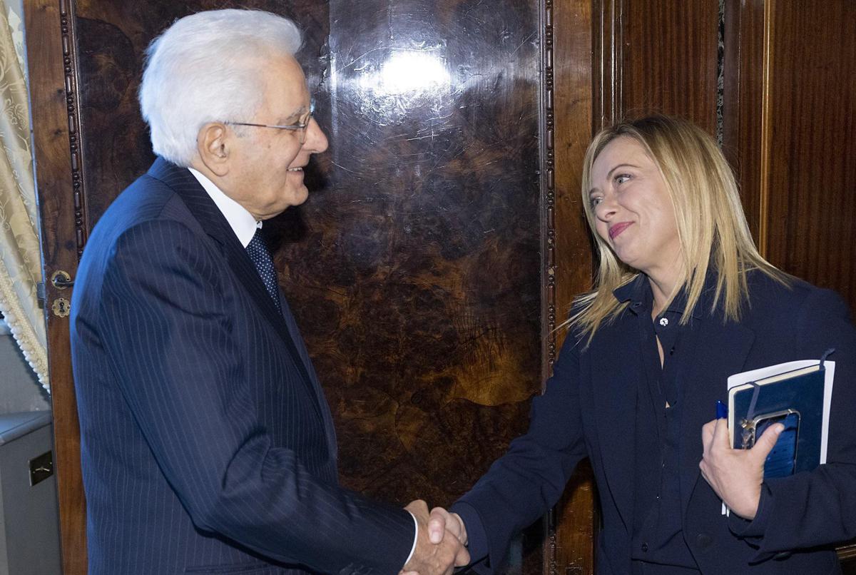 الرئيس الإيطالي سيرجو ماتاريلا يكلف جورجيا ميلوني بتشكيل الحكومة الجديدة