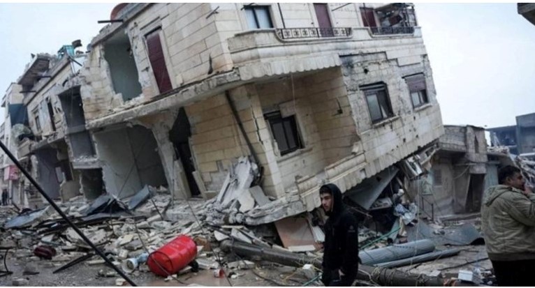 صورة لانهيار أحد المباني لوجود طابق رخو أو ضعيف في الطابق الأرضي