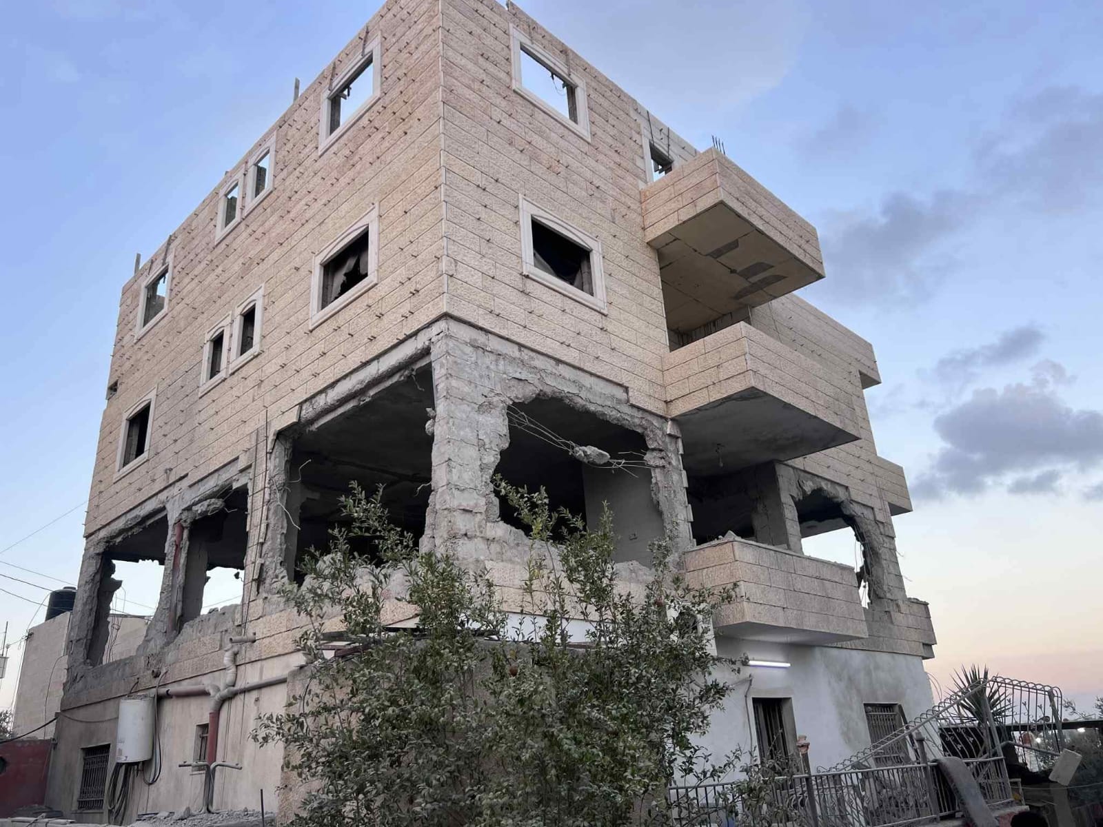 صورة المنزل المستهدف بعد تفجيره