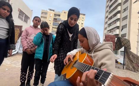 رولا توظّف الموسيقى لمساعدة أطفال غزة بعد الحرب