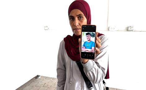 والدة المفقود ريان تبحث عنه بين جثامين الشهداء