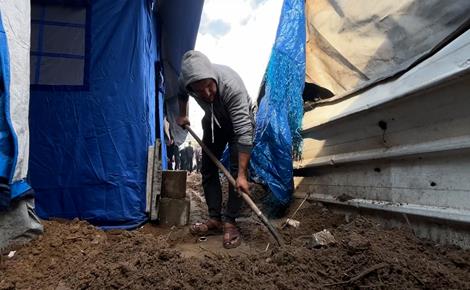 نازحون يحفرون قنوات لتصريف مياه الأمطار بغزة