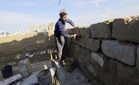 نازحون يبنون بيوتًا طينية في خان يونس