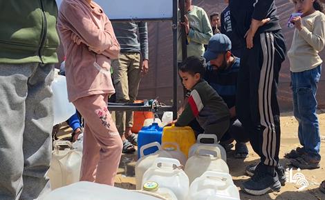 نازحون يحتجون على أزمة مياه الشرب في خان يونس