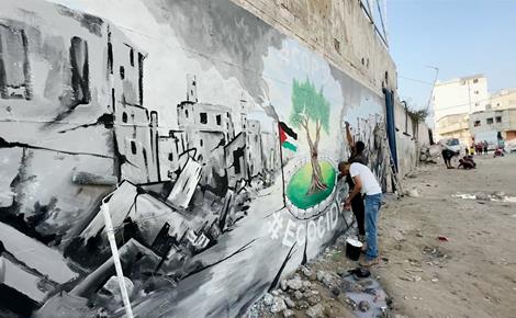 جدارية وسط ركام المنازل في خان يونس