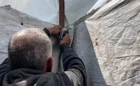 نازحون يعيشون وسط ظروف قاسية في مدينة غزة