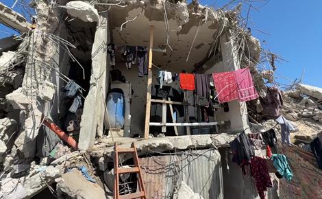 أسرة نازحة تحت سقف آيل للسقوط