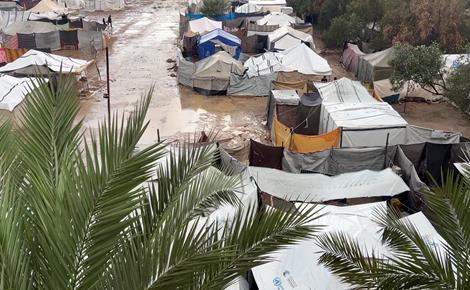 خيام النازحين تفشل في مواجهة أول منخفض جوي