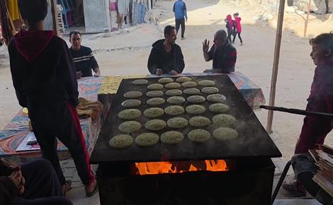 أبو حمدي يُعدّ القطايف على الحطب بخان يونس 