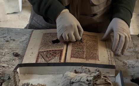 ترميم كتب تضررت بالقصف الإسرائيلي في غزة