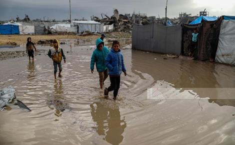 مياه الأمطار تجتاح خيام النازحين في غزة