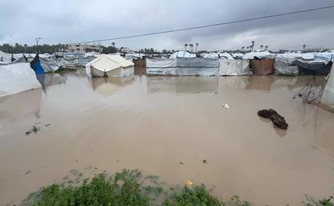 الأمطار تغرق خيام النازحين في دير البلح الأمطار تغرق خيام النازحين في دير البلح