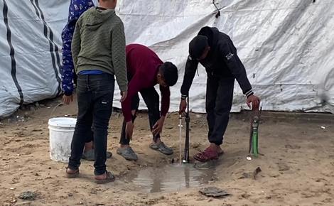 حسونة تخشى على أطفالها من الأمطار في غزة